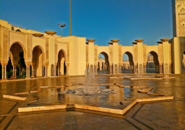 a fountain in the middle of a courtyard